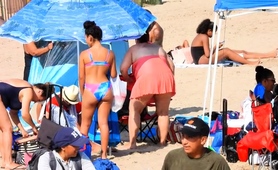beach-voyeur-spying-on-sexy-amateur-babes-in-tight-bikinis