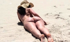 ravishing-mature-lady-exposes-her-perfect-body-on-the-beach