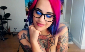 Tattooed Camgirl With Lovely Tits And Ass Fingers Her Cunt